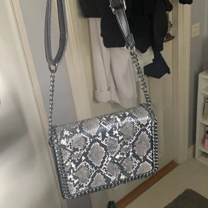 En väska - Säljer denna väskan då den bara har kommit till andväning bara några få gånger. För fler bilder eller frågor är det bara att fråga mig så kan jag fixa det💗