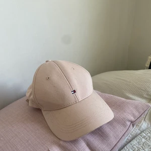Tommy Hilfiger Keps  - En rosa Tommy Hilfiger keps som tyvärr inte kommit till användning. Kommer ej ihåg hur mycket jag köpte denna för. 