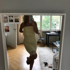 Gul klänning  - Från Nelly, använd 1 gång. Storlek 34 men jag är en XS/S och den passar perfekt.🥰