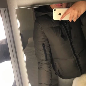 Dbrand jacka - mörkgrön dbrand jacka, bra skick, använd 1 vinter och kommer inte längre till användning, en spänn som lossnat därav priset men de går o fixa. köptes för 2000 säljer för 500.🍄 pris kan diskuteras! 