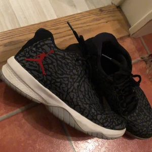 Jordan B. Fly Basketball skor - Säljer nu mina jordans då jag inte längre går på basket. Dem är i gott skick fastän dem är lite andvända. Nypris 799kr. Finns i stockholm☺️