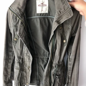 Höstjacka  - Snygg höst jacka i fint skick från hollister! Pris + frakt.