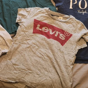 Levis t shirt grå st S - Använd men i gott skick. St S, frakt tillkommer, du själv väljer spårbart eller ej. 