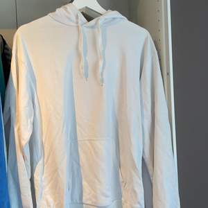 En vit hoodie från Cubus som inte kommer till användning längre, köparen står för frakten😊