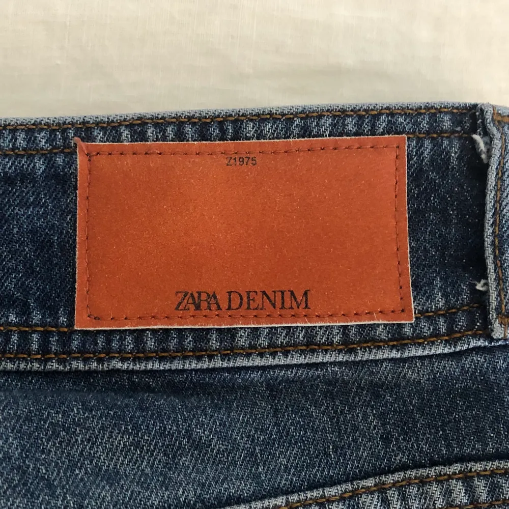 Säljer ett par mörkblå jeans köpta från Zara för ungefär ett år sedan, och är bara använda några få gånger. De har inga defekter, utan säljer dem bara pågrund av att jag köpte dem i fel storlek (för stora för mig). De är hyfsat långa i benen och de är väldigt högmidjade. Jag säljer de för 200kr. Frakt tillkommer och betalningen sker via swish💘💘. Jeans & Byxor.