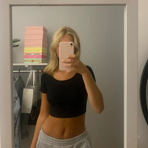 Topp - 💞 svart basic fin topp med knytning i ryggen som är super fin men använder aldrig, storlek xs