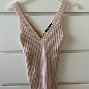 Glittrit linne  - Säljer ett helt oanvänt linne från Gina , färgen är lite rose beige med glitter insytt . Väldigt fint men kommer aldrig till användning. Kom privat för fler bilder eller frågor 💓