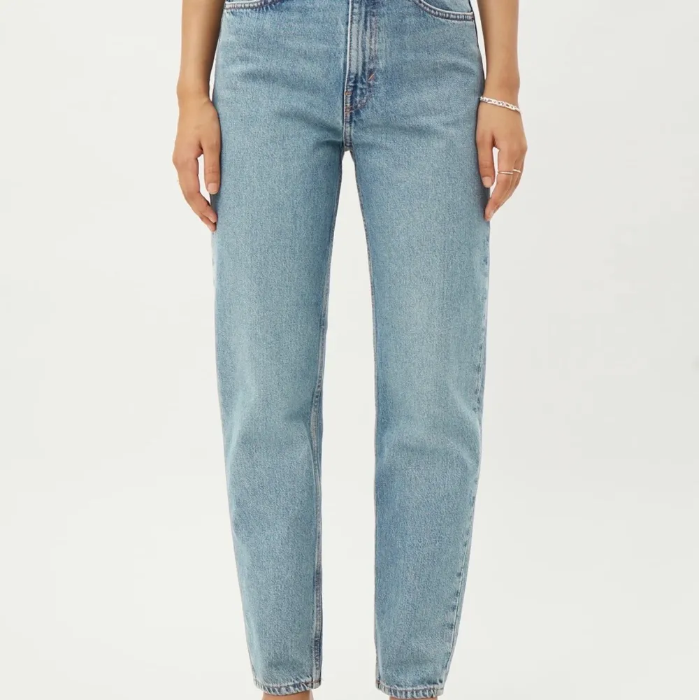 Modellen heter lash och är inte använda så ofta då jag har för många jeans och särkilt i den färgen. De sitter jättebra på och skulle passa dig som är runt 160 lång. Finns inga fläckar eller något förstört, ser ut som om du skulle köpa helt nya. . Jeans & Byxor.