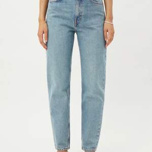 Modellen heter lash och är inte använda så ofta då jag har för många jeans och särkilt i den färgen. De sitter jättebra på och skulle passa dig som är runt 160 lång. Finns inga fläckar eller något förstört, ser ut som om du skulle köpa helt nya. 