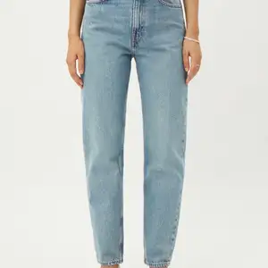 Modellen heter lash och är inte använda så ofta då jag har för många jeans och särkilt i den färgen. De sitter jättebra på och skulle passa dig som är runt 160 lång. Finns inga fläckar eller något förstört, ser ut som om du skulle köpa helt nya. 