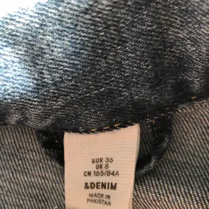 En blå jeans jacka  från H&M andvänd 1 gång  