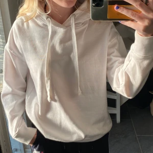 Hoodie - Vit simpel hoodie från Lager 157🤍använd en gång, bra skick🤍storleken är S men skulle säga att den är en liten S eller en xs 