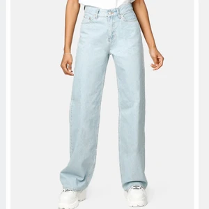 baggy jeans - superfina baggy mid waist jeans från Junkyard, sitter superfint och bra i midjan. De är vida i benen och bra läng på mig som är ungefär 170 cm☺️ Nyskick!!💚 skriv om ni har frågor! 