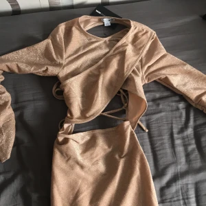 Lång kroppad klänning - Helt ny från fashnova den var tajt på mig annars skulle jag behållt sitter fint på ryggen men passar inte vid höften. Materialet är lite störande då den är glittrig 