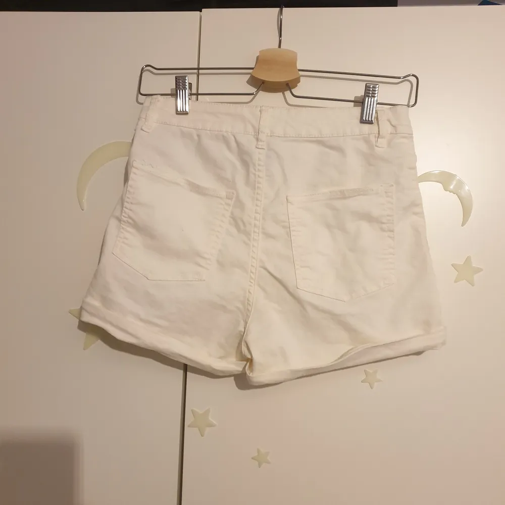 Vita shorts med hög midja från H&M Divided i storlek 38. Använda, men i gott skick. 🌼. Shorts.