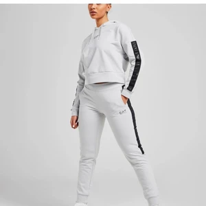 Armani dress - OBS Äkta storlek S  EA7 dress grå 1000kr, nypris 1300  Använda 1 gång säljer pga känns för små Köpta ifrån Jd sports, Finns i Malmö    För mer bilder skriv 