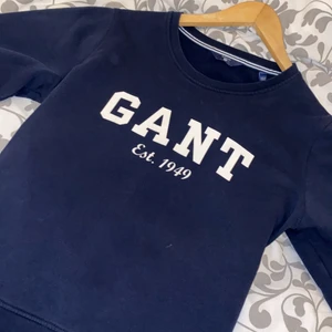 Gant, tröja strl M  - En marinblå gant tröja i bra skick! Köpt för ca 600kr, strl M men passar även S   