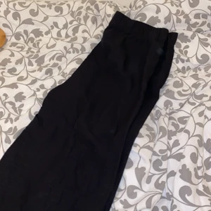 Svart linne byxor  - Ett par svarta linne byxor, aldrig använt bara testat. Har resorband uppe vid midjan. 