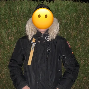 Parajumper vinterjacka  - Använd en vinter. Inga hål eller skador behövs bara tvättas. Storleken är i XS i Vuxenstorlek. Skicka för fler bilder. Nypris 11.000kr. Priset kan diskuteras!