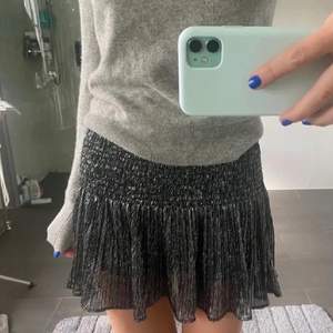 Slutsåld kjol från Zara, jättefin i glitter endast använd en gång. Storlek M men ganska liten i storleken, passar mig perfekt som brukar ha S. Jättesvår att få tag på ❤️frakt tillkommer!❤️första bilden är lånad, så skriv för fler bilder