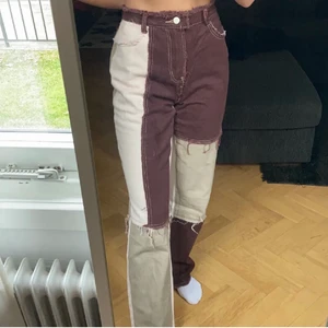 Jeans - Säljer dessa as coola jeans då dem inte är min stil och jag har aldrig använt dem! Köpte dem på Shein och materialet är lite b men det funkar. Frakten ligger på 45/62 kr är osäker. Köparen står för frakten. Dem två första bilderna är lånade💞