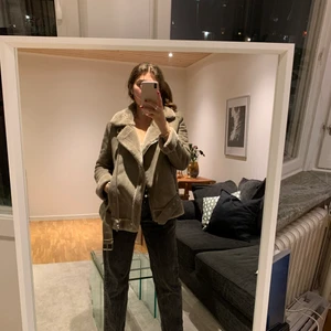 Varm vinterjacka i mocka-liknande tyg - Supervarm och fluffig vinterjacka från Topshop, har varit en favorit!!! Väldigt fint skick, fluffig på insidan och inga speciella anmärkningar. Dragkedja knäppe och som ett ”skärp” vid halsen/nacken samt skärp i slutet på jackan. Jag är storlek M men sitter perfekt på mig trots storlek S.