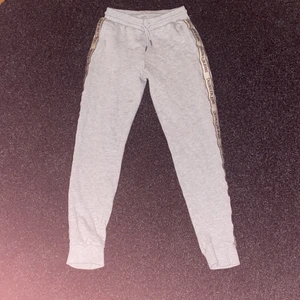 Gråa Calvin Klein mjukisbyxor med ficka - De är i mycket bra skick