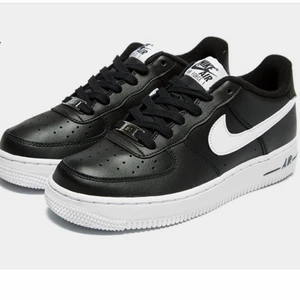 Air force 1  - Säljer mina endast provade svarta airforce 1, storlek 37 (23cm) . Perfekt som julklapp etc. Fick i födelsedagspresent men har ej andvändt ❤️ nypris 1200