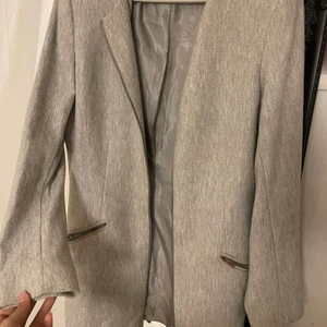 Kappor - Första kappan är i en lite gråaktig färg med inslag av vita kontraster. Lite tunnare material. Nypris 599kr men säljs för 150kr. Kappa 2 som är lite tjockare och i mörkare grå säljs för 150kr nypris 499kr