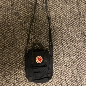 FJÄLLRÄVEN KÅNKEN SLING - INTRESSEKOLL, säljer min nästintill oanvända kånken sling, inga fläckar eller liknande, ser ut som ny. Hör gärna av dig om du är intresserad :)