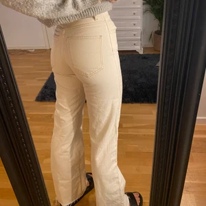 Beiga raka jeans, storlek 32 (xs-s) - Jättesköna och fräscha byxor!! Endast testat dessa på då dom var lite för tighta upptill för mig. Nypris 499kr
