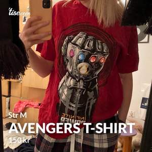 Thanos handske, Avengers, T-shirt i str M men passar även mindre också som oversize! Köpt på punktshop i Stockholm för 500kr säljer för 150kr + frakt💕💕