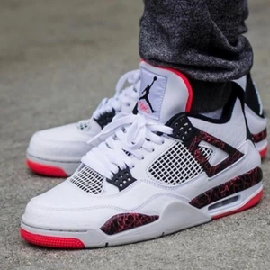 Air Jordan 4 - Air Jordan 4, köpta i New York använda ca 5 gånger, skick 8/10, i storlek 45 men passar även som 44.