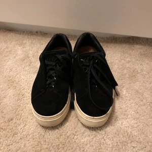 eytys skor - Säljer dessa super coola och snygga eytys skor! Dem är använda några fåtal gånger men är i super bra skick! Säljer pga att den inte passar längre. Storlek 37 men jag har egentligen 38 men eftersom det är mocka så töjer dem sig så passar även 38. Nypris: 1900kr jag säljer för 1000kr! Ni står för frakt. 