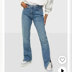 Baggy jeans - Baggy jeans från Nelly.com, väldigt sparsamt använda. Köpt för några månader sen men är för stora för mig. Storleken är 34 men är väldigt stora ändå. Men väldigt snygga om man gillar oversized byxor, de har en slits ner till också. Nypris 599 kr. 