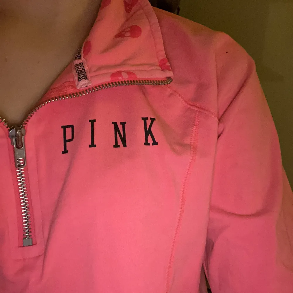 Pink Victoria’s secret tröja som är ganska oanvänd. Kan mötas upp, annars står köparen för frakt.. Toppar.