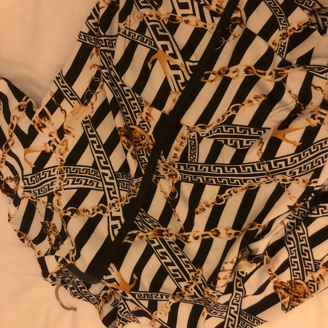 Dress helt ny, prislappar ligger kvar.