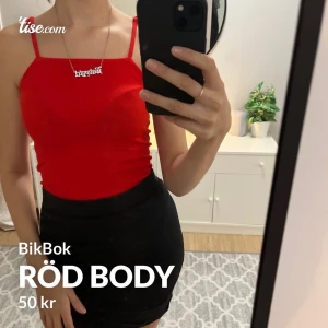 Röd body - Köpt från BikBok