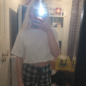 Vit t-shirt  - Jag säljer denna vita t-shirt! Pga att ja aldrig andvänder den🥰