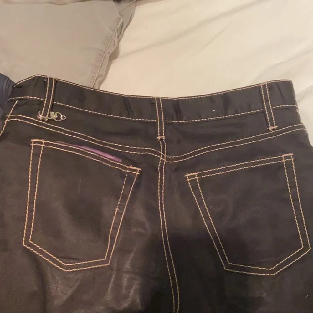 Svarta Eytys brallor köpta på NK stockholm för ett år sen. Dem är i storleken 28 och har passat bra på mig som brukar ha 30/30 i mått på byxor. Nypris 2200kr. Jeans & Byxor.