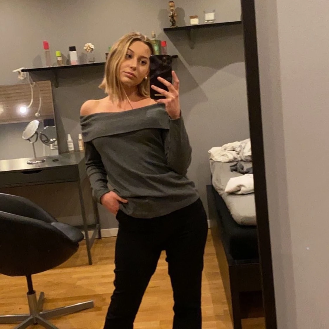 Off shoulder tröja stolek M - 91