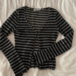 Randig tröja  - Jättesöt randig tröja med lite glitter 💖 köpare står för frakten!