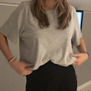 Grå t-shirt från Gina Tricot - Så fin och skön chill t-shirt från Gina Tricot i strl XL (passar som M), frakt tillkommer💞💞