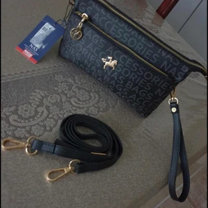 Polo hand väska band ingår  - Polo väska som kan användas som axelremsväska för band ingår eller som hand väska helt ny 