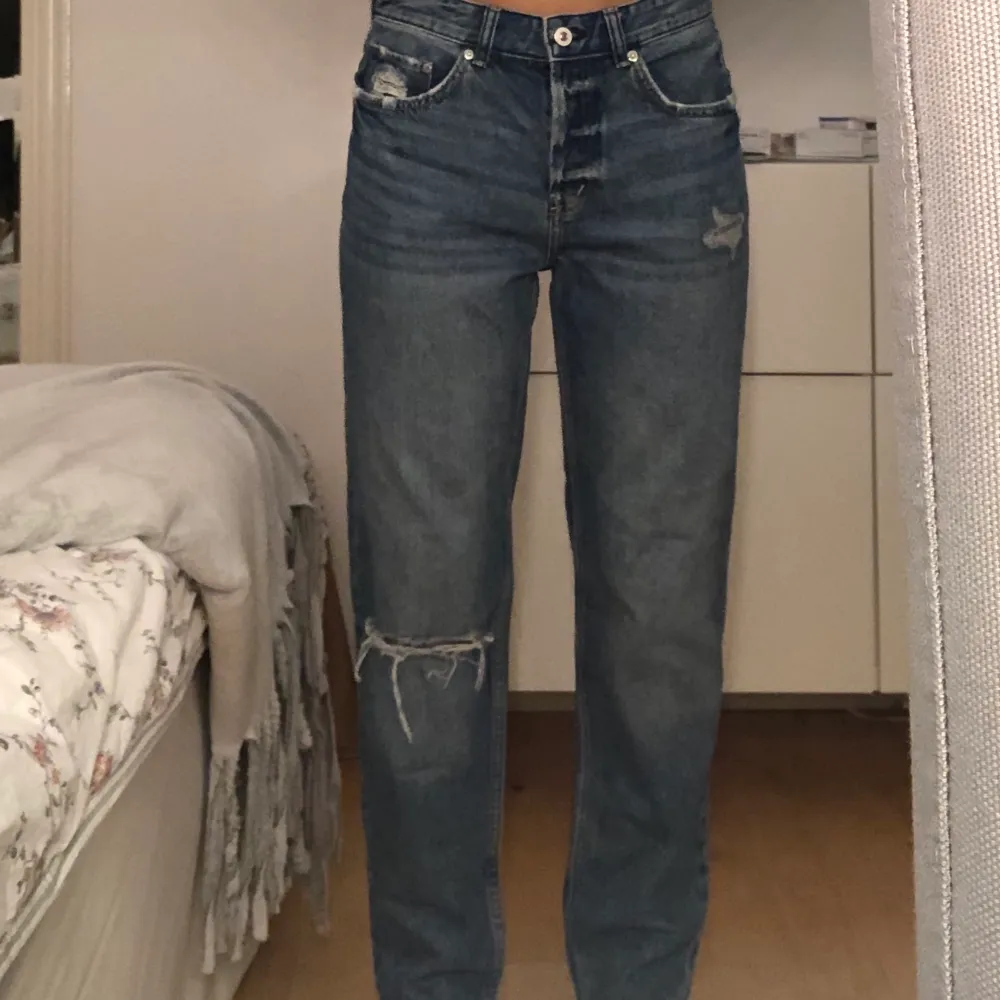 Säljer dessa lågmdijade raka jeansen då dem var pyttelite för stora. Jeans & Byxor.