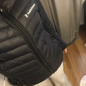 Peak performance jacka - Dragkedjan är lite trög men den funkar. Skriv gärna om ni vill ha mer bilder och så. Den har ett jätte litet hål vid handen där framme som jag har tejpat igen. Den är i storlek S men lite stor.