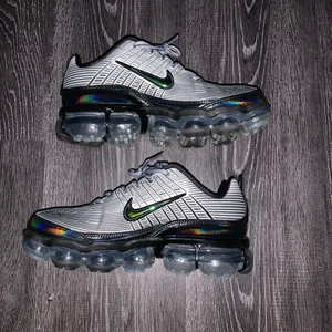 NIKE AIR VAPORMAX 360 - Superfina! har använts endast en gång (Origal lådan finns) 💓 det står storlek 40 men dem är små i storlek så skulle nog passa en 39/38 bättre, pm vid frågor!! pris går att diskutera vid snabb affär!! nypris: 1600