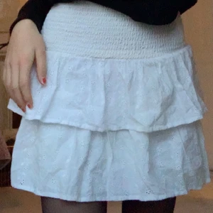 Söt kjol från Kappahl😋 - Superfin kjol från Kappahl i storlek 134/140, jag är 160 lång!💓pris: 50kr +frakt. Använd ca 2 ggr så i fint skick😜