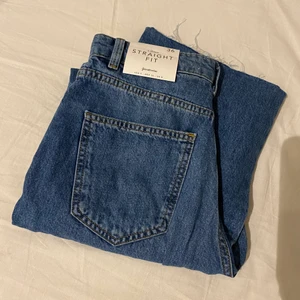 Jeans - Blå jeans med straight fit från stradivarius. Aldrig andvända, prislappar kvar på.