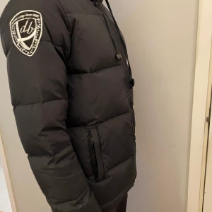 Dbrand herrjacka  - Hej säljer min pojkväns jacka i storlek S. Han har vanligtvis storlek M/L men den här passar ändå. Lite tajt vid armhålorna bara.